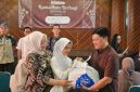 Direktur Utama PT Dirgantara Indonesia, Gita Amperiawan, menyerahkan santunan kepada anak yatim pada kegiatan Ramadan Berbagi di Bandung, Jumat (13/3).