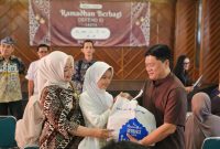 Direktur Utama PT Dirgantara Indonesia, Gita Amperiawan, menyerahkan santunan kepada anak yatim pada kegiatan Ramadan Berbagi di Bandung, Jumat (13/3).