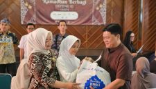 Direktur Utama PT Dirgantara Indonesia, Gita Amperiawan, menyerahkan santunan kepada anak yatim pada kegiatan Ramadan Berbagi di Bandung, Jumat (13/3).